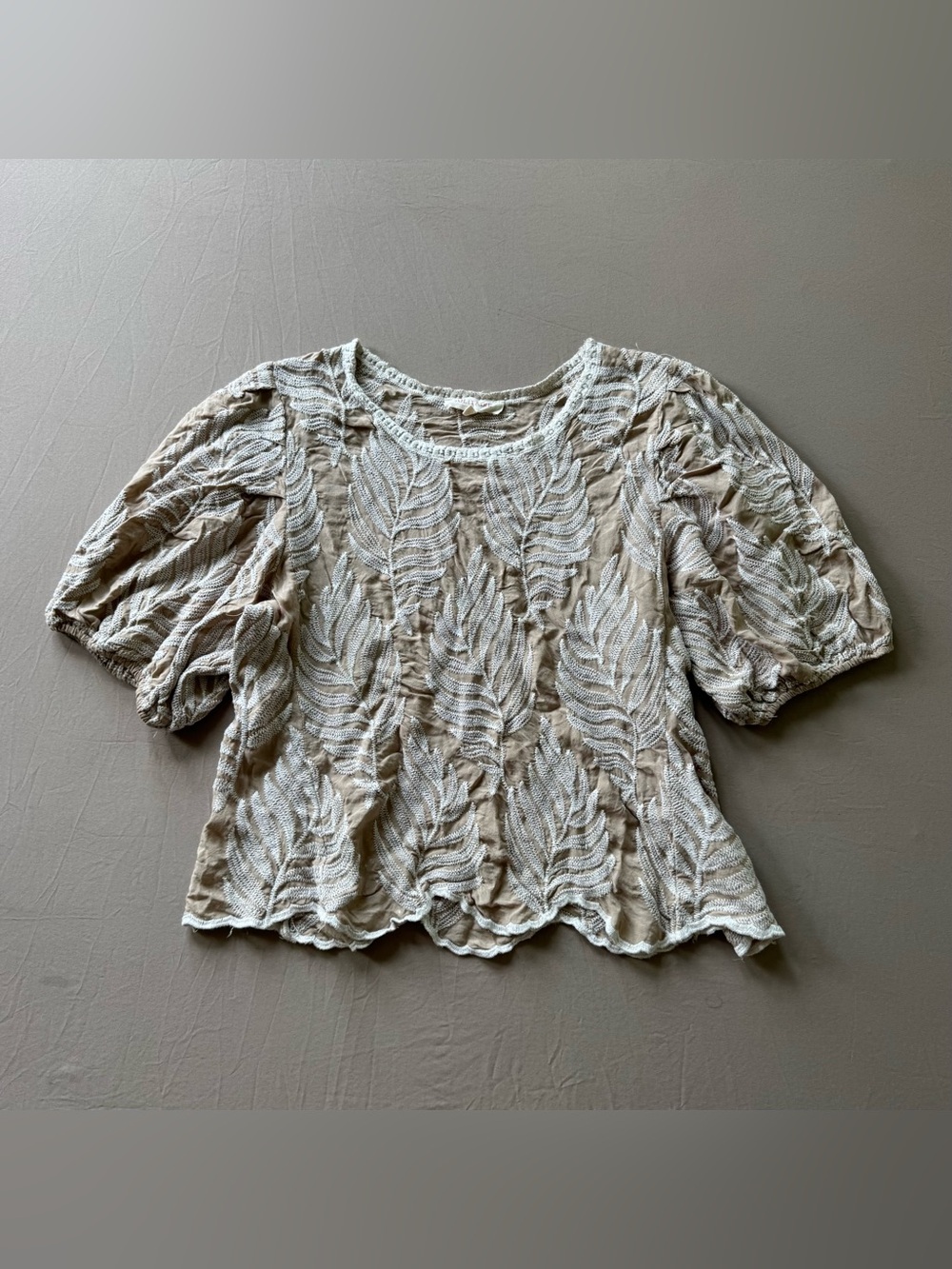 Solitaire boho leaf-embroidered puff sleeve top